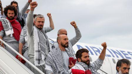 Israel expulsó a 430 activistas de la flotilla para Gaza tras indignación internacional por imágenes de trato humillante difundidas por Itamar Ben Gvir.