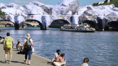 El artista francés JR transforma el puente más viejo de París (Pont Neuf) en una caverna