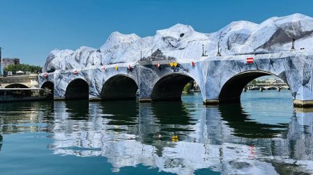 El artista francés JR transforma el puente más viejo de París (Pont Neuf) en una caverna