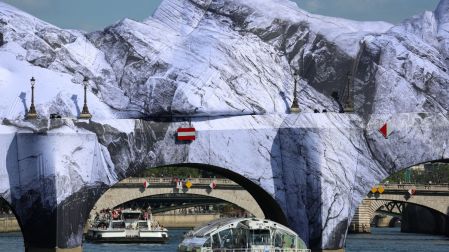 El artista francés JR transforma el puente más viejo de París (Pont Neuf) en una caverna