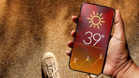 Persona sostiene un celular con temperatura de 39 grados bajo el sol, en imagen alusiva al calor extremo y altas temperaturas.
