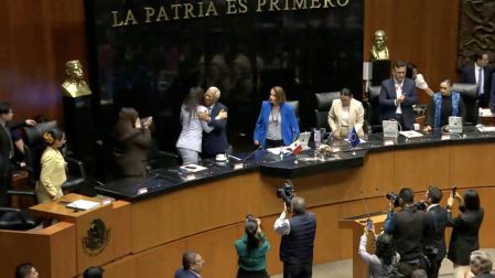 El funcionario europeo fue recibido en una sesión solemne ante la Comisión Permanente del Congreso de la Unión.
