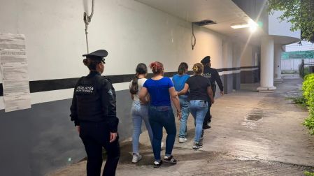 Presuntamente, como el sujeto les prometió comida y trabajo las llevó a un negocio en el centro de la ciudad.