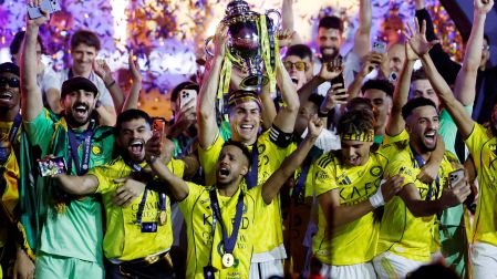 Cristiano Ronaldo recibe el trofeo de campeón de liga en Arabia Saudita.