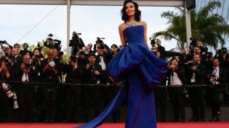 La actriz complementó el look con un vestido strapless azul eléctrico y joyería de diamantes.