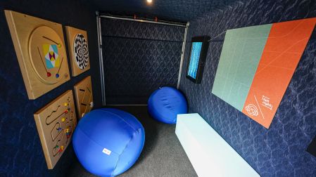 Los interiores de los carritos especiales se han desarrollado tecnologías para que personas con alguna clase de discapacidad visual, auditiva o cognitiva puedan disfrutar de la experiencia del Mundial.