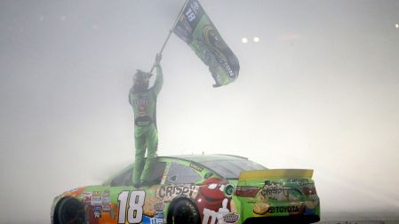 Kyle Busch en una de sus celebraciones en NASCAR Cup.