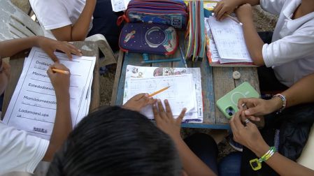 En una primaria de Juchitán, los niños se turnan un único ventilador por filas cada 10 minutos.