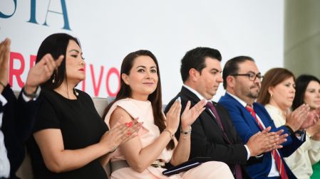 Tere Jiménez amarra alianza con la CMIC: Grandes obras de infraestructura se asignarán a constructoras localesPor redacciónAguascalientes, Ags.– Durante la toma de protesta del XXIII Comité Directivo de la Cámara Mexicana de la Industria de la Construcción (CMIC) en la entidad, la gobernadora Tere Jiménez ratificó su compromiso con el empresariado local al anunciar que las obras de infraestructura clave para el cierre de su administración serán ejecutadas por constructoras de Aguascalientes.El anuncio, realizado en la Arena San Marcos, busca consolidar el crecimiento económico del estado mediante inversiones en los rubros carretero, vial, de salud y vivienda."Queremos que las inversiones sigan llegando a Aguascalientes y que siga el desarrollo... vamos a seguir con este ritmo, con este rumbo", afirmó la mandataria.Por su parte, César Adrián Jaime Valdivia asumió la presidencia de la CMIC Delegación Aguascalientes en sustitución de Arentsen Dávila Ramírez. Jaime Valdivia aseguró que las empresas formales del estado están unidas y preparadas para demostrar su competitividad y seriedad empresarial.Al evento asistieron figuras clave de la política y el sector empresarial local, entre ellos el alcalde de la capital, Leonardo Montañez, quien calificó a la construcción como uno de los sectores más nobles y el principal motor económico de la región debido a su alta demanda de mano de obra y materiales.