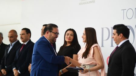 Tere Jiménez amarra alianza con la CMIC: Grandes obras de infraestructura se asignarán a constructoras localesPor redacciónAguascalientes, Ags.– Durante la toma de protesta del XXIII Comité Directivo de la Cámara Mexicana de la Industria de la Construcción (CMIC) en la entidad, la gobernadora Tere Jiménez ratificó su compromiso con el empresariado local al anunciar que las obras de infraestructura clave para el cierre de su administración serán ejecutadas por constructoras de Aguascalientes.El anuncio, realizado en la Arena San Marcos, busca consolidar el crecimiento económico del estado mediante inversiones en los rubros carretero, vial, de salud y vivienda."Queremos que las inversiones sigan llegando a Aguascalientes y que siga el desarrollo... vamos a seguir con este ritmo, con este rumbo", afirmó la mandataria.Por su parte, César Adrián Jaime Valdivia asumió la presidencia de la CMIC Delegación Aguascalientes en sustitución de Arentsen Dávila Ramírez. Jaime Valdivia aseguró que las empresas formales del estado están unidas y preparadas para demostrar su competitividad y seriedad empresarial.Al evento asistieron figuras clave de la política y el sector empresarial local, entre ellos el alcalde de la capital, Leonardo Montañez, quien calificó a la construcción como uno de los sectores más nobles y el principal motor económico de la región debido a su alta demanda de mano de obra y materiales.