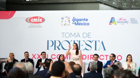 Tere Jiménez amarra alianza con la CMIC: Grandes obras de infraestructura se asignarán a constructoras localesPor redacciónAguascalientes, Ags.– Durante la toma de protesta del XXIII Comité Directivo de la Cámara Mexicana de la Industria de la Construcción (CMIC) en la entidad, la gobernadora Tere Jiménez ratificó su compromiso con el empresariado local al anunciar que las obras de infraestructura clave para el cierre de su administración serán ejecutadas por constructoras de Aguascalientes.El anuncio, realizado en la Arena San Marcos, busca consolidar el crecimiento económico del estado mediante inversiones en los rubros carretero, vial, de salud y vivienda."Queremos que las inversiones sigan llegando a Aguascalientes y que siga el desarrollo... vamos a seguir con este ritmo, con este rumbo", afirmó la mandataria.Por su parte, César Adrián Jaime Valdivia asumió la presidencia de la CMIC Delegación Aguascalientes en sustitución de Arentsen Dávila Ramírez. Jaime Valdivia aseguró que las empresas formales del estado están unidas y preparadas para demostrar su competitividad y seriedad empresarial.Al evento asistieron figuras clave de la política y el sector empresarial local, entre ellos el alcalde de la capital, Leonardo Montañez, quien calificó a la construcción como uno de los sectores más nobles y el principal motor económico de la región debido a su alta demanda de mano de obra y materiales.