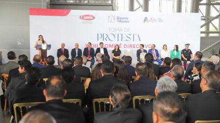 Tere Jiménez amarra alianza con la CMIC: Grandes obras de infraestructura se asignarán a constructoras localesPor redacciónAguascalientes, Ags.– Durante la toma de protesta del XXIII Comité Directivo de la Cámara Mexicana de la Industria de la Construcción (CMIC) en la entidad, la gobernadora Tere Jiménez ratificó su compromiso con el empresariado local al anunciar que las obras de infraestructura clave para el cierre de su administración serán ejecutadas por constructoras de Aguascalientes.El anuncio, realizado en la Arena San Marcos, busca consolidar el crecimiento económico del estado mediante inversiones en los rubros carretero, vial, de salud y vivienda."Queremos que las inversiones sigan llegando a Aguascalientes y que siga el desarrollo... vamos a seguir con este ritmo, con este rumbo", afirmó la mandataria.Por su parte, César Adrián Jaime Valdivia asumió la presidencia de la CMIC Delegación Aguascalientes en sustitución de Arentsen Dávila Ramírez. Jaime Valdivia aseguró que las empresas formales del estado están unidas y preparadas para demostrar su competitividad y seriedad empresarial.Al evento asistieron figuras clave de la política y el sector empresarial local, entre ellos el alcalde de la capital, Leonardo Montañez, quien calificó a la construcción como uno de los sectores más nobles y el principal motor económico de la región debido a su alta demanda de mano de obra y materiales.