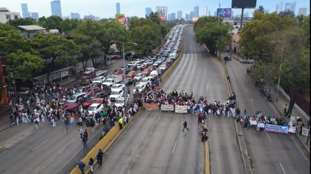 También los estudiantes denunciaron represión en las manifestaciones y confrontaron a personas ajenas al instituto