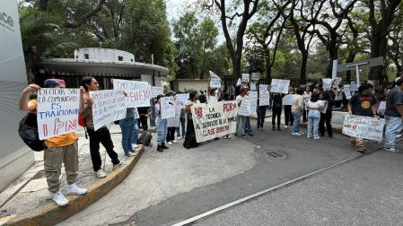 También los estudiantes denunciaron represión en las manifestaciones y confrontaron a personas ajenas al instituto