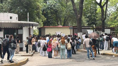 También los estudiantes denunciaron represión en las manifestaciones y confrontaron a personas ajenas al instituto