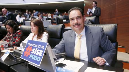 El senador Juan Antonio Martin del Campo fue quien invitó a la comunidad sordomuda al seminario.