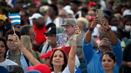 Cubanos protestan frente a la embajada de Estados Unidos en La Habana contra la imputación de Raúl Castro, mostrando respaldo al líder revolucionario y rechazo a las acusaciones de Washington.