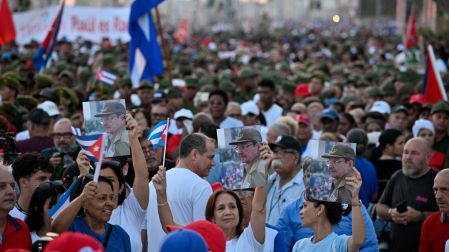 Cubanos protestan frente a la embajada de Estados Unidos en La Habana contra la imputación de Raúl Castro, mostrando respaldo al líder revolucionario y rechazo a las acusaciones de Washington.