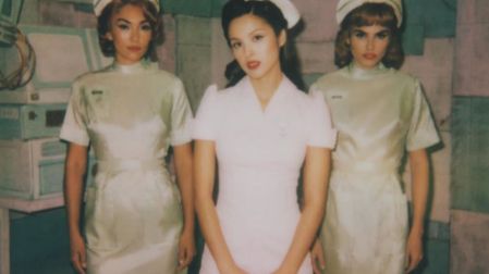 El videoclip muestra a Olivia como una enfermera atrapada en un hospital retro.