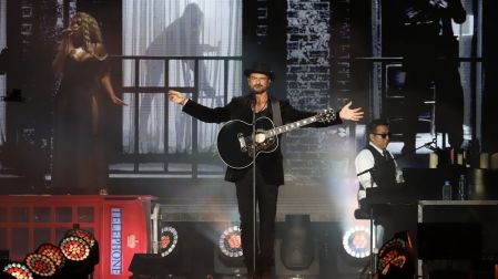 Ricardo Arjona sorprende a fan con videollamada y su reacción se vuelve viral