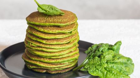 Receta de hot cakes de espinacas con plátano y avena