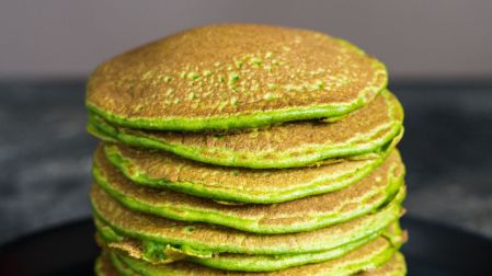 Receta de hot cakes de espinacas con plátano y avena