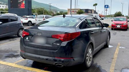 Los policías encontraron al infante dentro de un coche color negro.
