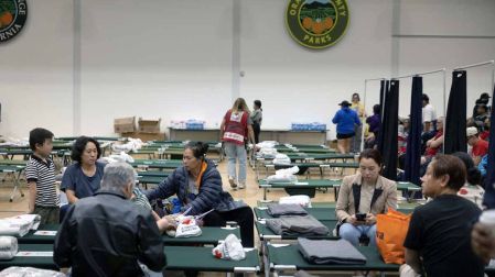 Residentes de California en un refugio tras fuga tóxica.