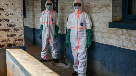 El virus del ébola provoca fiebre hemorrágica con altas tasas de mortalidad.