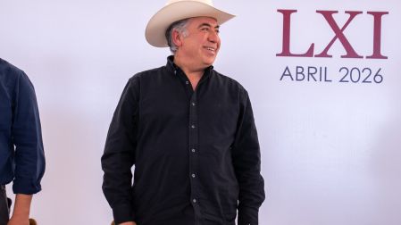 La FGR citó a declarar al senador de Morena Enrique Inzunza por cargos de narcotráfico; el legislador confirmó que acudirá sin fuero ni representantes.