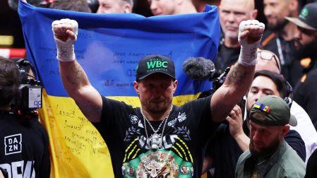 Oleksandr Usyk retuvo sus títulos mundiales