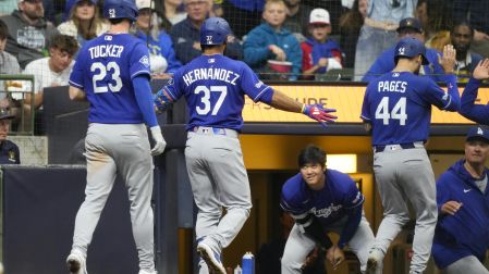 Jugadores de Dodgers celebrando la victoria ante Milwaukee