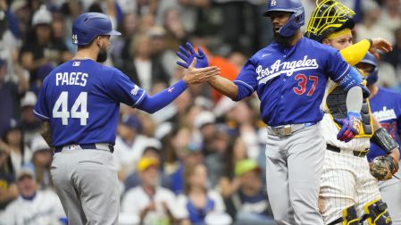 Hernández y Peage celebrando la victoria de los Dodgers ante Brewers