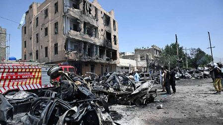 Vehículos y edificios destruidos por ataque con bomba en Pakistán.