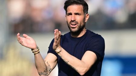 Cesc Fábregas dirigiendo un partido del Como 1907
