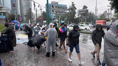 Aficionados rumbo al Estadio Olímpico Universitario.