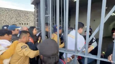Afición de Pumas entra a la fuerza a las tribunas del Estadio Olímpico Universitario.