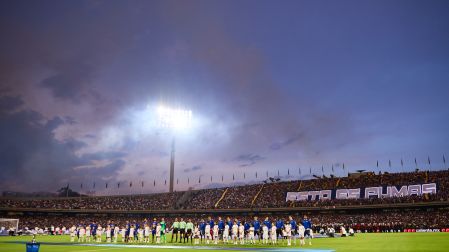 Jugadores de Pumas y Cruz Azul en el protocolo de la Liga Mx previo a la Final