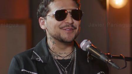 Foto: Captura de video: Javier Paniagua: Entrevista con CHRISTIAN NODAL, Bandera blanca, ansiedad y el peso de ganarse la vida con la música.