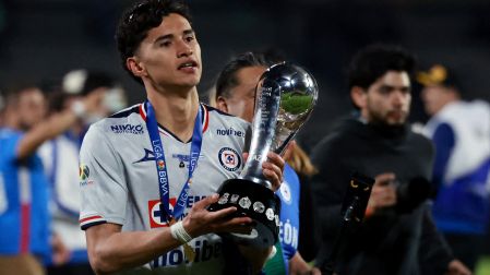 Ángel Jeremy Márquez celebrando el campeonato de Cruz Azul