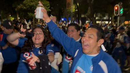 Algunos aficionados llevaron bebidas alcohólicas a la celebración en Reforma.