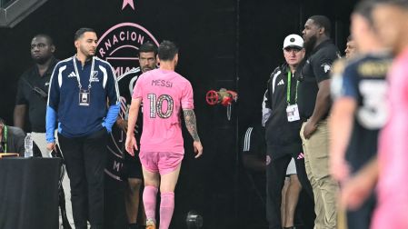 Lionel Messi dejando el Nu Stadium en Florida al no sentirse al 100 por ciento.