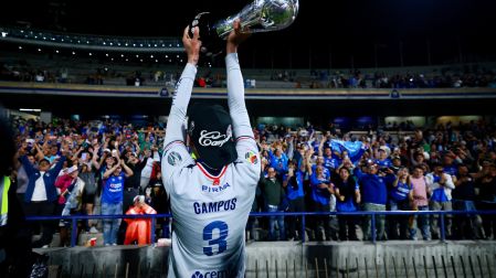 Aficionados celebraron el campeonato de Cruz Azul en el Estadio Olímpico Universitario.