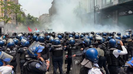 En el conato de enfrentamiento los agentes lanzaron gases lacrimógenos.