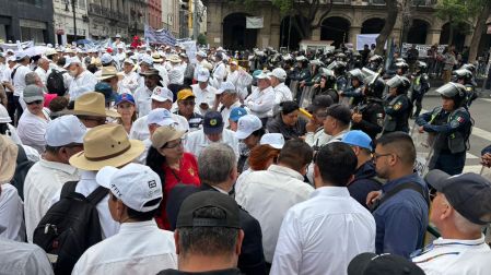 Jubilados de CFE y Pemex no pudieron pasar al Zócalo