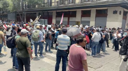 Hubo tensión ante el cerco policiaco.