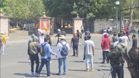 Comuneros de Sevina irrumpen en Casa Michoacán y chocan con antimotines tras matanza de ‘Kuarichas’