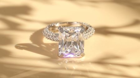 Los diamantes auténticos dispersan la luz de forma distinta a la circonita.
