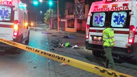Ambulancias y personal médico auxilian a dos jóvenes que fueron atropellados por una ex funcionaria del gobierno de Tlaxcala.
