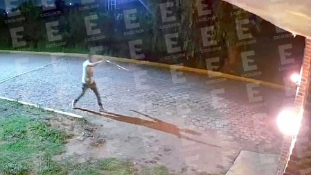 El presidente de la comunidad de Santa Elena, Tlaxcala, disparando contra una vivienda, en el municipio de Teacalco.